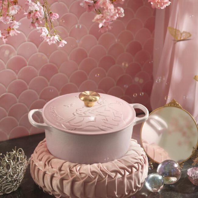 Le Creuset Wicked Glinda Embossed Signature Round Casserole 24cm image number 7